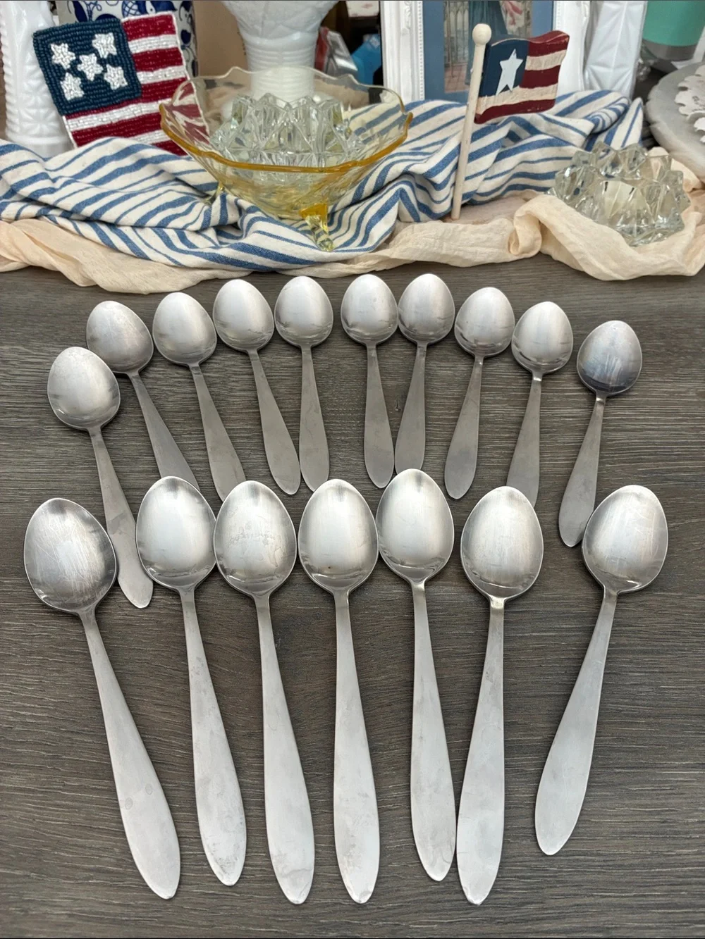 Oneida Flatware Stainless 47 pieces Sleek Satin Finish